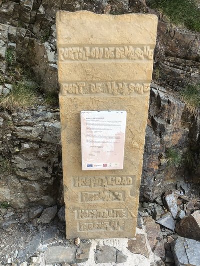 Stèle au port de Venasque