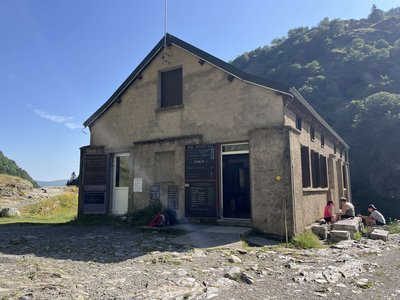 Le refuge du lac d'Oô