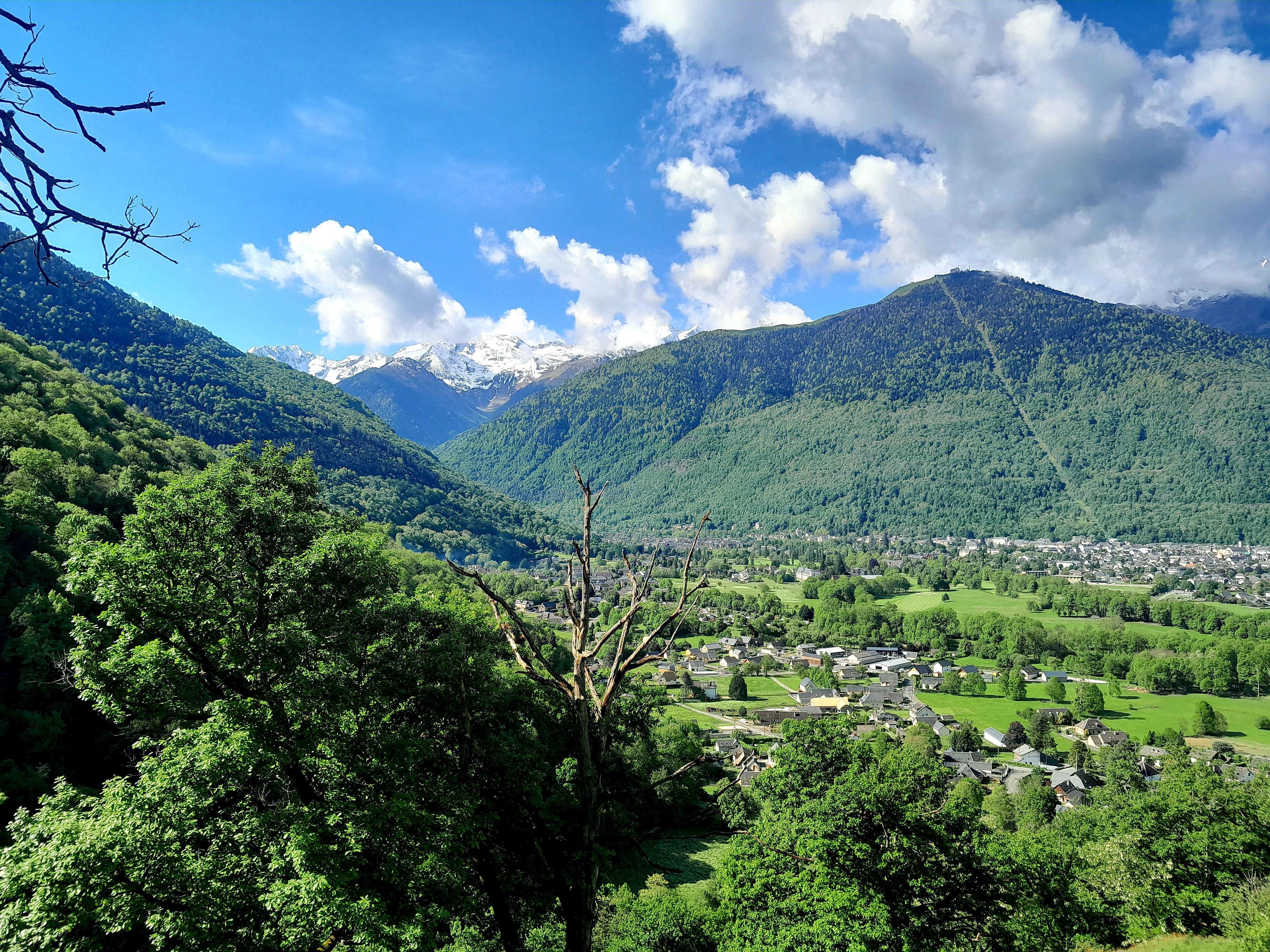 En montée, la jolie vue sur les sommets